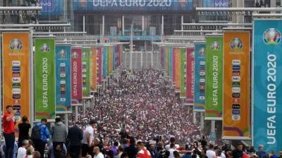 Перед финалом Евро-2020 фанаты попытались прорваться на стадион "Уэмбли" без билетов