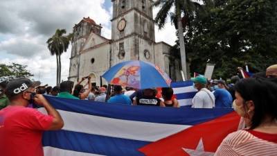 Президент Кубы призвал коммунистов выйти на улицы ради революции