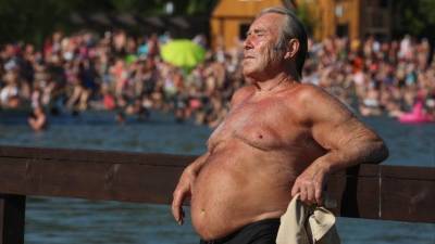 Из-за жары Петербург заполонили люди в купальниках и топлесс: что им грозит?