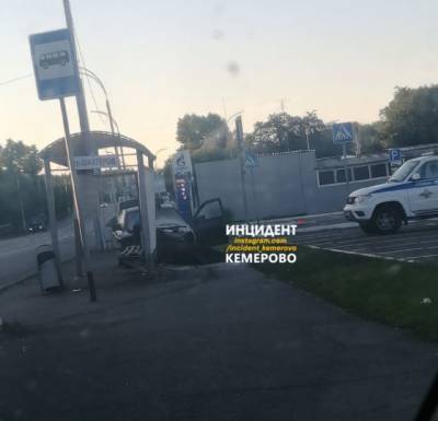 В Кемерове автомобиль врезался в остановочный павильон