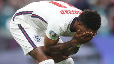 Чернокожие игроки сборной Англии подверглись расовым оскорблениям после финала Евро