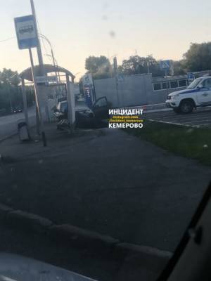 Lada протаранила остановку: появились подробности ДТП в Кемерове