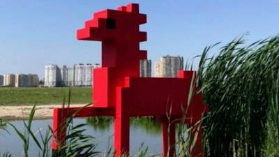 Жители Мурино заметили на районе скульптуру красного коня