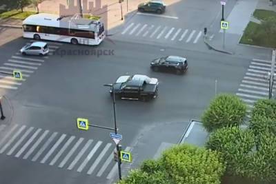 В центре Красноярска водитель повредил автомобиль, чуть не сбил пешеходов и скрылся