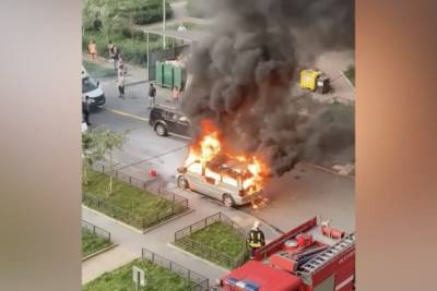 В Петербурге в районе Парнаса сгорел микроавтобус