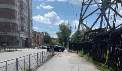 Девушка кроссовера повалила световую опору в центре Новосибирска