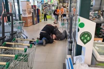 В Ярославле нарушитель масочного режима выстрелил в глаз охраннику супермаркета