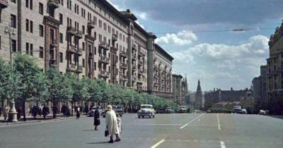Фото 50-х годов с пустой дорогой навеяло воспоминания на москвичей