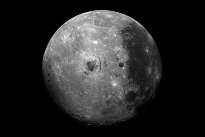 Ученые рассказали, чем грозит добыча льда на Луне и мира