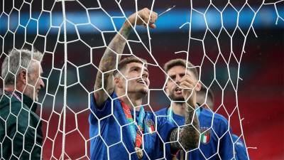 Игроки сборной Италии порезали сетку ворот стадиона «Уэмбли» на сувениры
