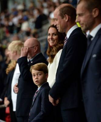 Принц Уильям, Кейт Миддлтон и принц Джордж на финале Чемпионата Европы по футболу