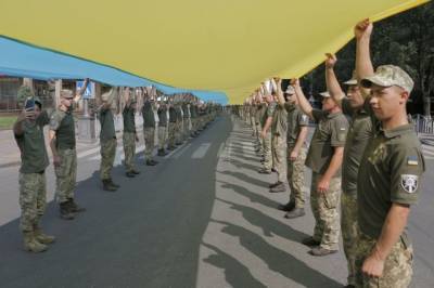 «Дух захватывает»: в Мариуполе военные развернули флаг Украины рекордной длины (ФОТО)