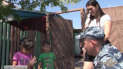 В Омске полицейский спас детей, которые провалились в колодец