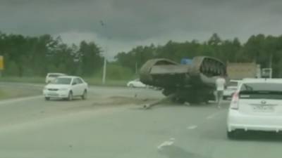 На въезде в Южно-Сахалинск танк упал на дорогу