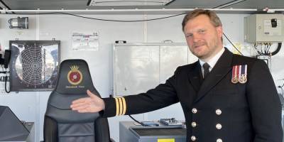 Капитан эсминца HMS Defender получил медаль "Защитник Украины"