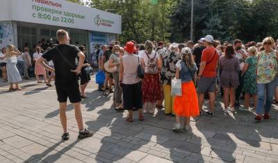 С боем - за прививкой: почему тысячи москвичей стоят в очереди за «КовиВак»