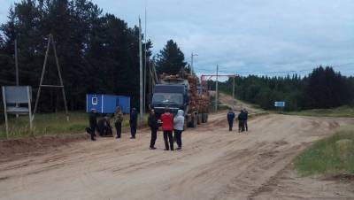 В Коми жители посёлка закрыли путь лесовозам из-за разбитой дороги