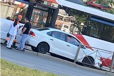 Лихач на Volkswagen Polo перекрыл движение трамваев на Бухарестской