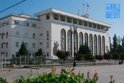 Власти Дагестана помогут инвестору, строящему торговый центр, решить вопросы с землей