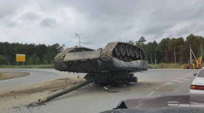 Военные на Сахалине уронили танк при его транспортировке (Видео)