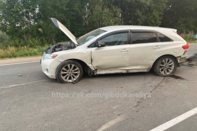 На трассе в Карелии у Renault взорвалось колесо