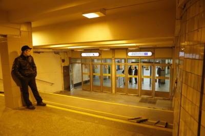 В Петербурге из-за прорыва трубы закрыт один из вестибюлей станции метро «Московская»