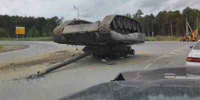 В Южно-Сахалинске на дороге перевернулся танк