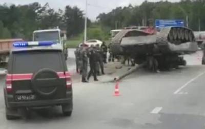 В РФ при перевозке на трассу упал танк