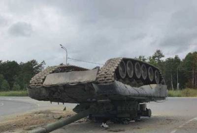 В Южно-Сахалинске танк уронили прямо на проезжую часть