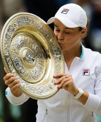Теннисистка Эшли Барти выиграла свой первый Уимблдон и получила награду из рук Кейт Миддлтон