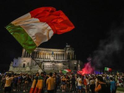 На Евро - It's coming Rome: что происходило на улицах итальянских городов в ночь после триумфа на Евро-2020 - unn.com.ua - Украина - Киев - Англия - Италия - Rome