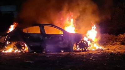 Подозрение: рэкетиры сожгли пять машин на парковке гостиницы возле Кинерета