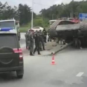 В России при перевозке танк упал на трассу. Видео