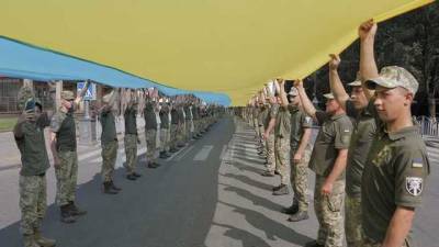 В Мариуполе военные установили рекорд с огромным флагом Украины