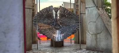 Вандалы сломали памятник «Птица счастья» в Петрозаводске