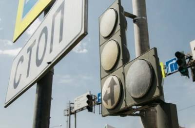 Восемь светофоров сломались на перекрестке Неделина и Горького