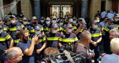 Журналистский бунт: оппозиционные СМИ ворвались в парламент Грузии - трансляция