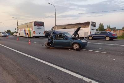 На подъезде к Новгороду случилось смертельное ДТП – автобус протаранил легковушку