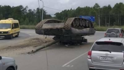 Пушкой об асфальт: в Южно-Сахалинске военные уронили с тягача на трассу танк