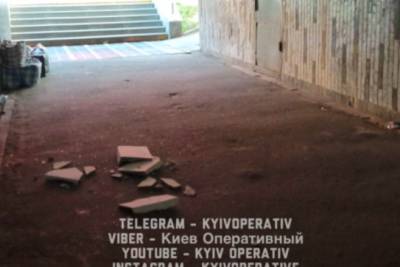 В Киеве обвалился потолок в подземном переходе: последствия ЧП показали на фото