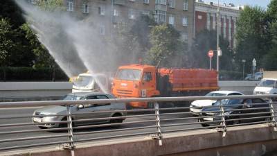 Колонны спецтехники вновь начали проводить аэрацию воздуха в Москве