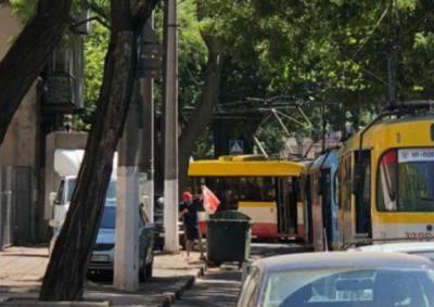 Движение общественного транспорта остановлено в Одессе: кадры коллапса