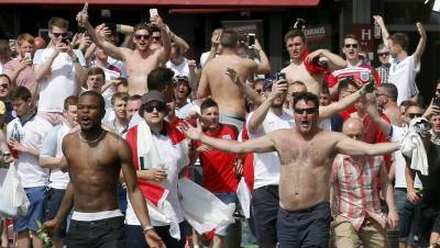 Появилось видео нападения английских фанатов на итальянцев после финала Евро