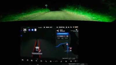 Теперь машины Tesla способны двигаться на автопилоте даже по грунтовой дороге без разметки. Всё благодаря функции FSD v9