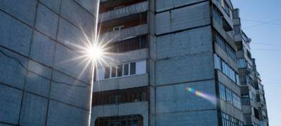 В Петрозаводске мужчина упал с балкона 4 этажа