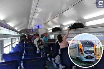 Осадочек остался: десяткам пассажиров не хватило мест в поезде Укрзализныци