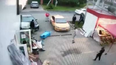 Разъяренный мужчина с топором устроил потасовку около магазина. Видео