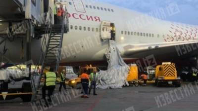 СК РФ начал проверку инцидента с открытием аварийной двери в самолете