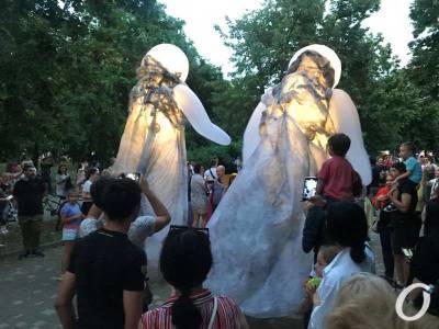 Одесситам показали шоу гигантских кукол (фото)