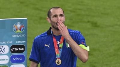 Капитан сборной Италии по футболу взял чемпионский кубок в кровать
